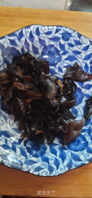腊肠黑木耳炒芦蒿步骤3