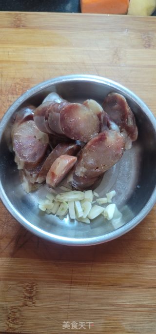 腊肠黑木耳炒芦蒿步骤2