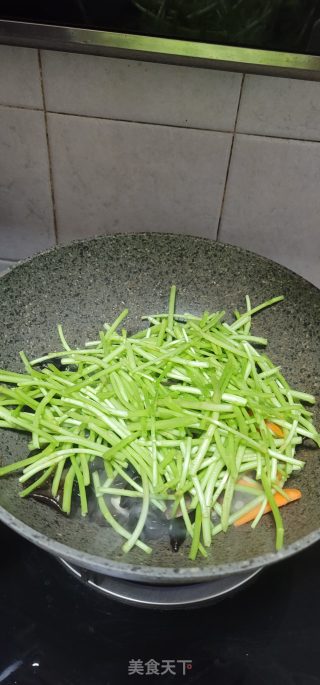 腊肠黑木耳炒芦蒿步骤5