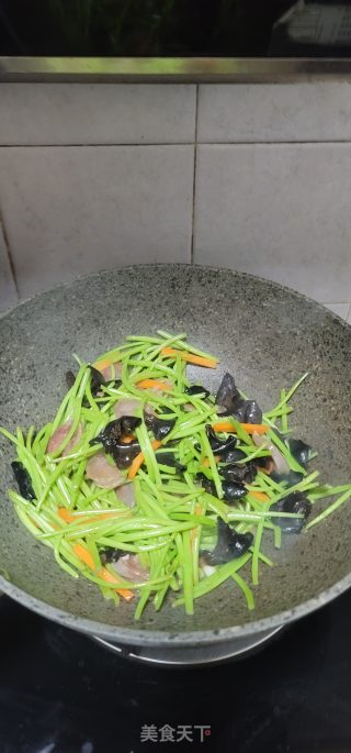 腊肠黑木耳炒芦蒿步骤7