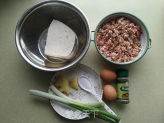 干炸豆腐肉丸子步骤1