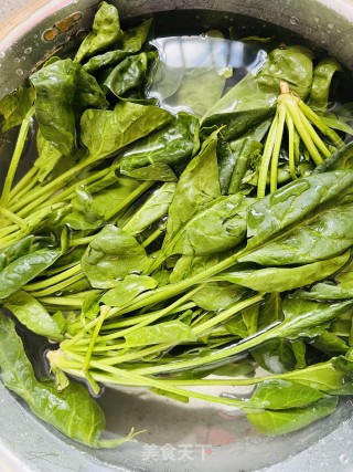 肉末扒菠菜步骤1