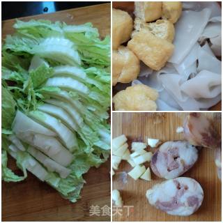 白菜油豆腐炖粉皮步骤1