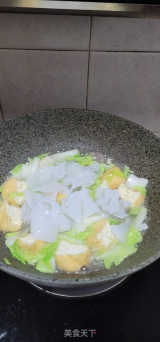 白菜油豆腐炖粉皮步骤5