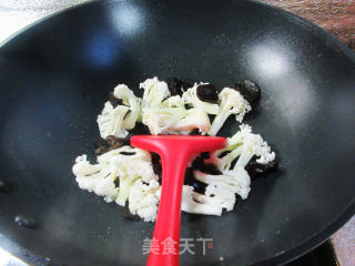 黑木耳圆蛤肉烩花菜步骤3