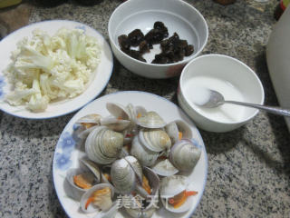 黑木耳圆蛤肉烩花菜步骤1