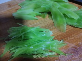 口味莴笋丝步骤1