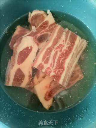 青椒洋葱炒牛仔骨步骤1