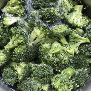 核桃油炒西兰花步骤1