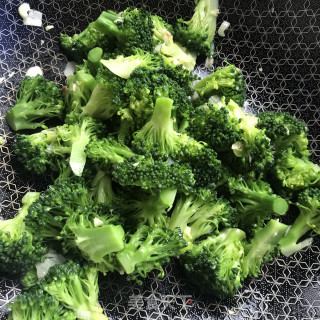 核桃油炒西兰花步骤6