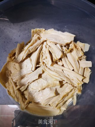 腐竹炒西葫芦步骤1