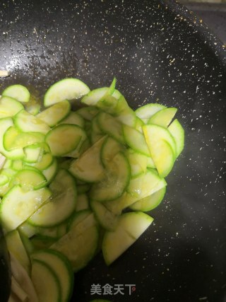 腐竹炒西葫芦步骤3