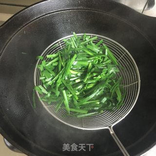 蛋皮拌韭菜步骤2