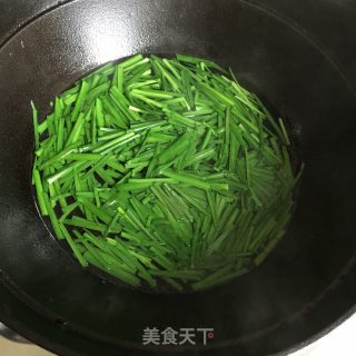 蛋皮拌韭菜步骤1