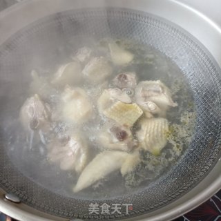板栗芋头烧鸡公步骤3