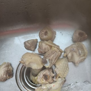 板栗芋头烧鸡公步骤4