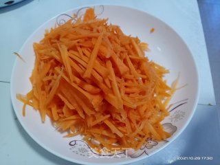 红萝卜炒鸡蛋步骤1