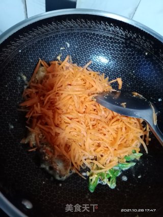 红萝卜炒鸡蛋步骤6