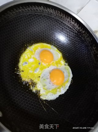 红萝卜炒鸡蛋步骤4