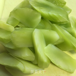 莴笋烧草鱼步骤3