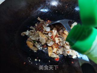 油渣炒香干步骤7 油渣炒香干步骤7