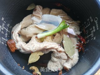 青椒炒肥肠步骤2