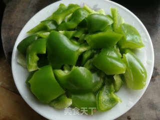 青椒炒肥肠步骤5