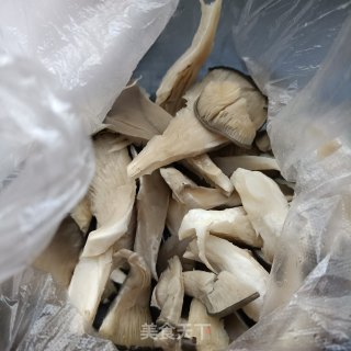 麻汁肉片拌平菇步骤2