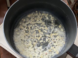 海鲜大咖在家做，一锅就搞定！步骤4