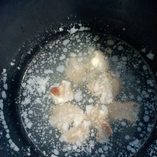 脆骨炖花心萝卜步骤3