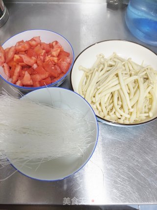 西红柿酸汤肥牛步骤1