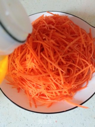 粉蒸胡萝卜丝步骤2