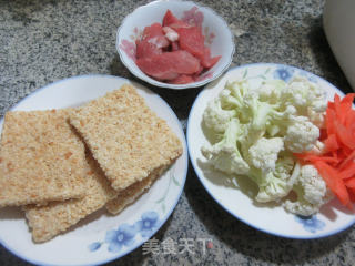 锅巴花菜肉片步骤1