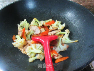 锅巴花菜肉片步骤7