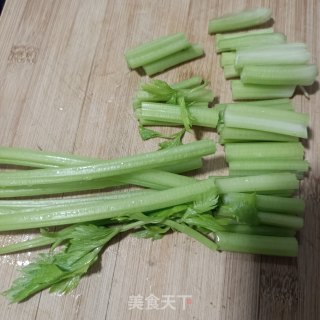 麻辣肠炒芹菜步骤1
