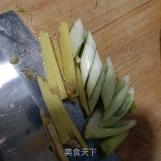麻辣肠炒芹菜步骤4