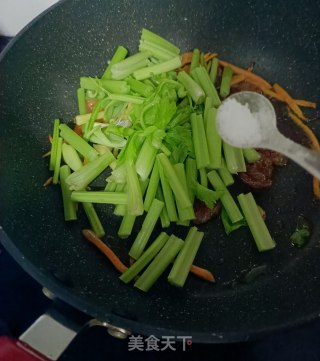 麻辣肠炒芹菜步骤9