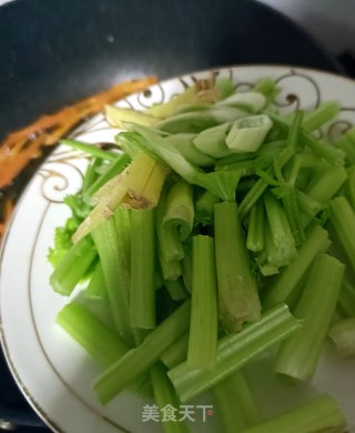 麻辣肠炒芹菜步骤8