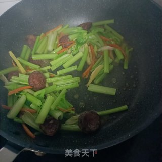 麻辣肠炒芹菜步骤10