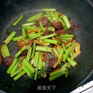 麻辣肠炒芹菜步骤12