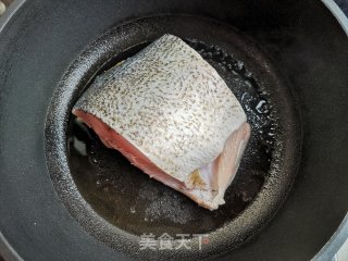白菜宽粉炖鱼步骤2