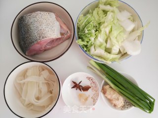 白菜宽粉炖鱼步骤1