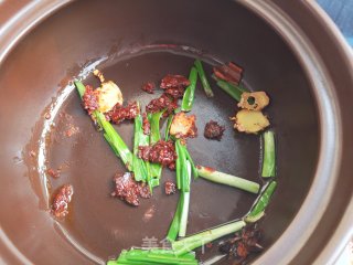 白菜宽粉炖鱼步骤4