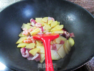 紫洋葱虾仁炒土豆步骤6