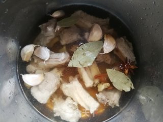 萝卜毛芋炖仔排步骤3