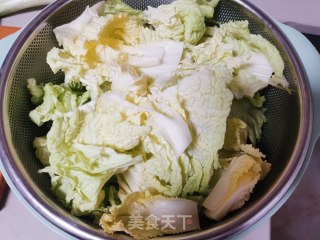 砂锅白菜炖粉条步骤1