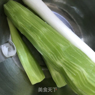 笋片炒虾仁步骤1