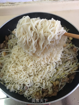 鲜贝肉末豆芽拌面步骤10