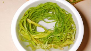 炒贡菜步骤2