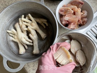 鲍汁焖凤爪步骤1